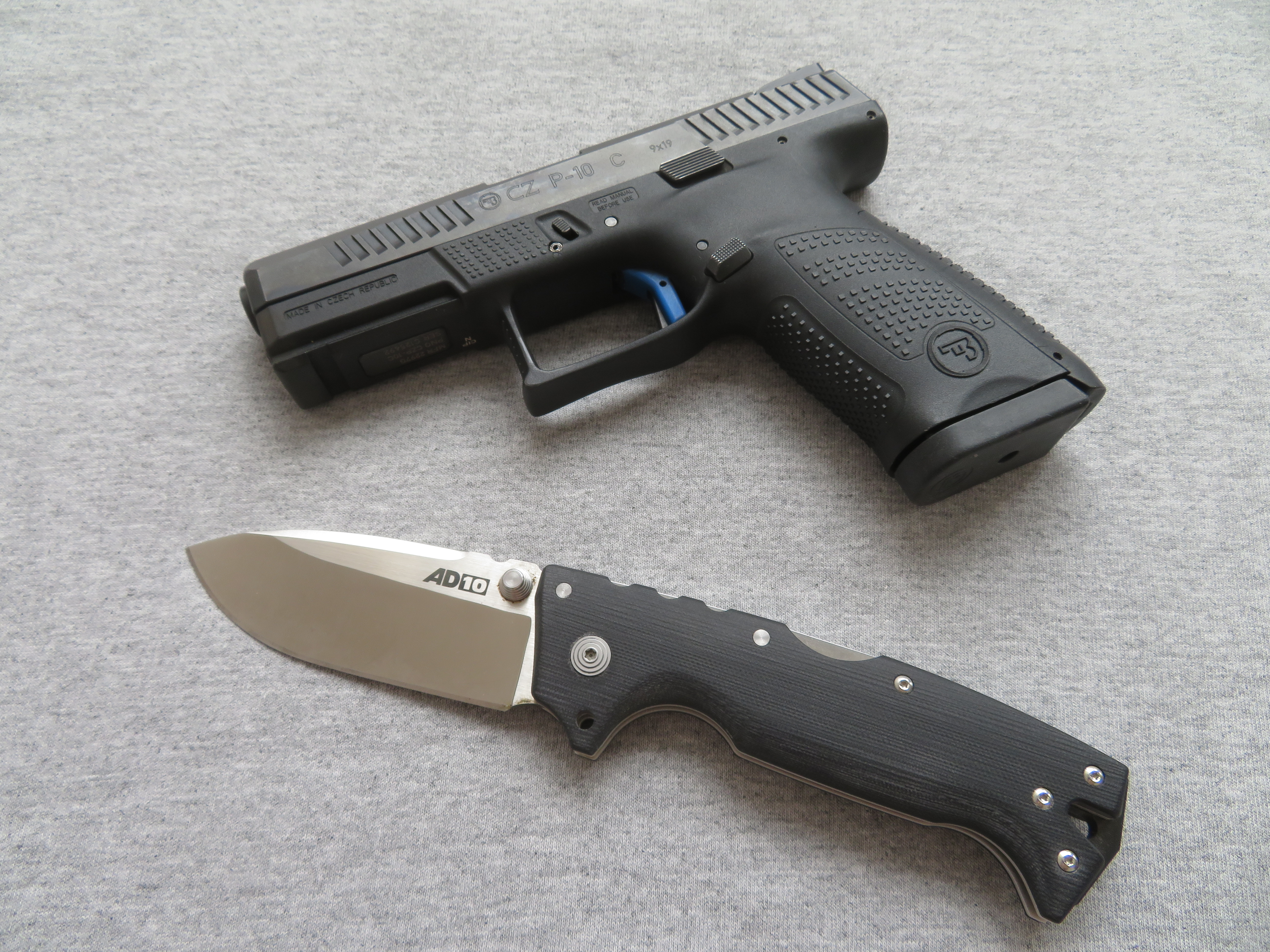 Moderní zavírací nůž AD-10 od společnosti Cold Steel a moderní samonabíjecí pistole CZ P-10 C z Uherského Brodu.